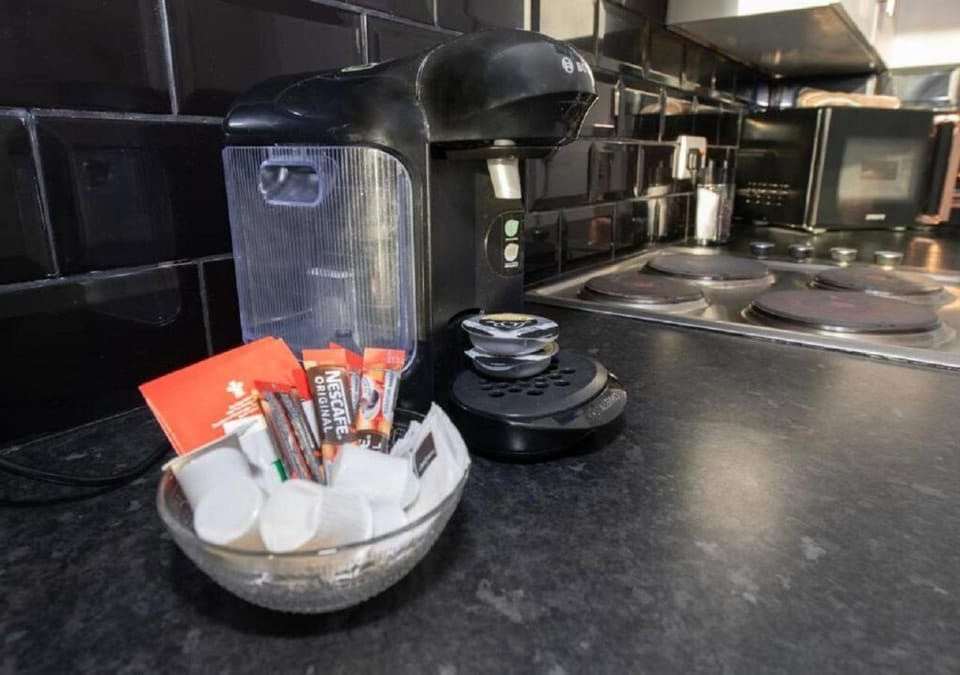 Coffee/tea facilities, Kitchen or kitchenette, Communal kitchen, kitchen, kitchen