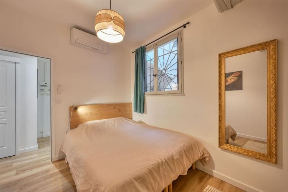Bed, Photo of the whole room, Bedroom, air conditioner