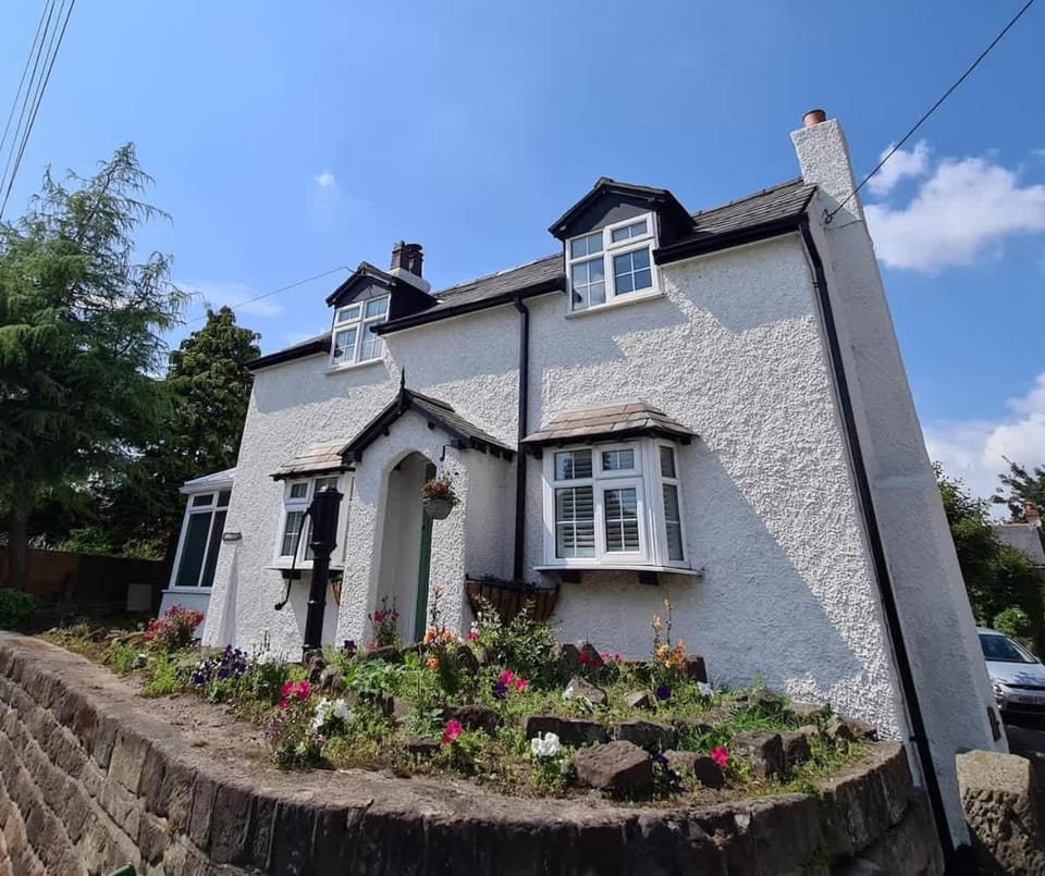Gem of a cottage Close to Chester Chester Zoo House in England