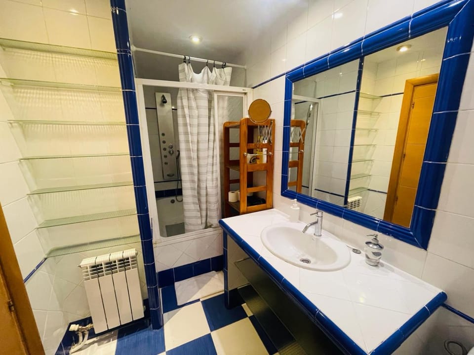 Hot Tub, Bathroom