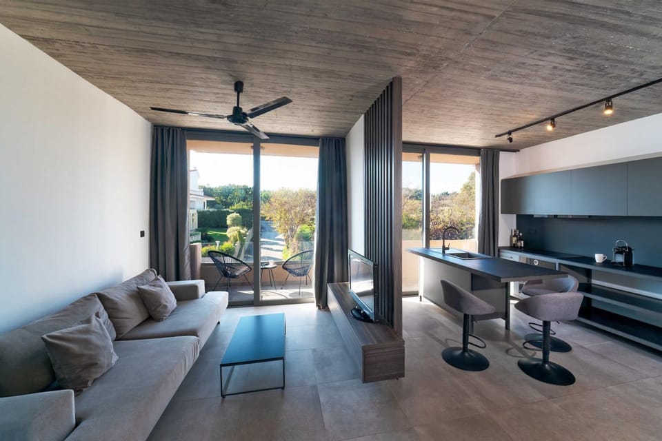 Kitchen or kitchenette, Seating area, Dining area