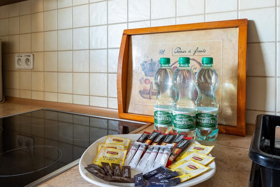 Kitchen or kitchenette, Food and drinks