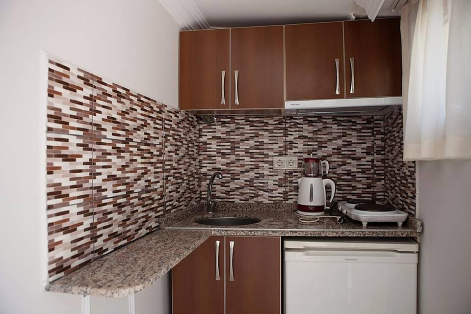 Coffee/tea facilities, Kitchen or kitchenette, stove