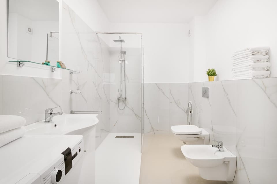 Shower, Toilet, Bathroom, bidet, towels
