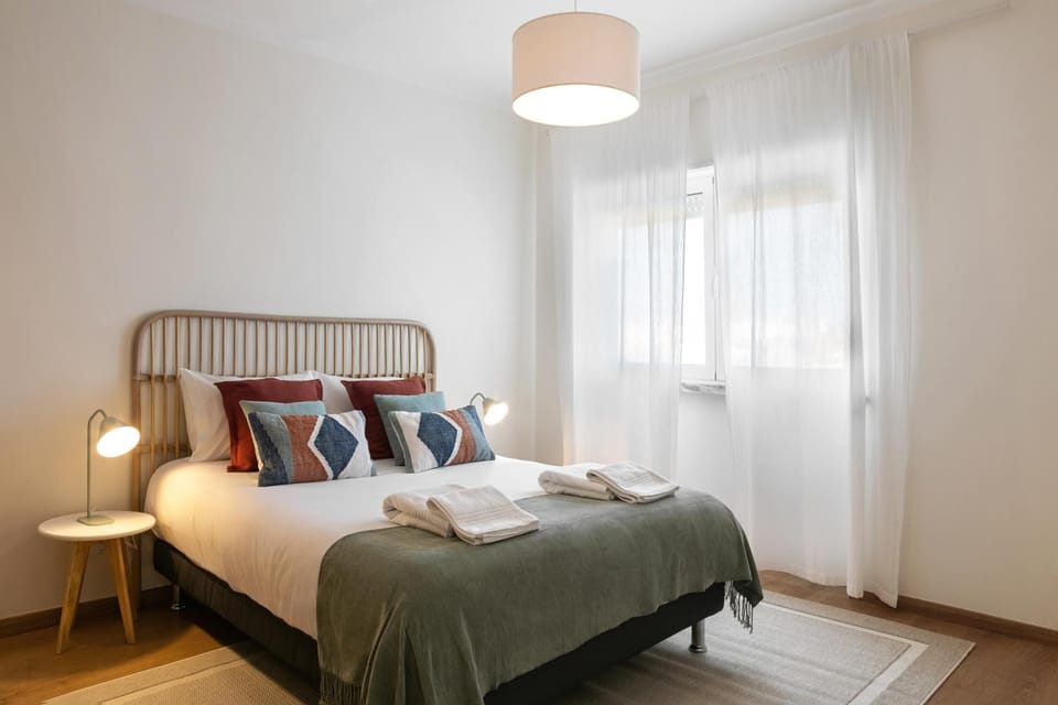 Bed, Photo of the whole room, Decorative detail, Bedroom, towels