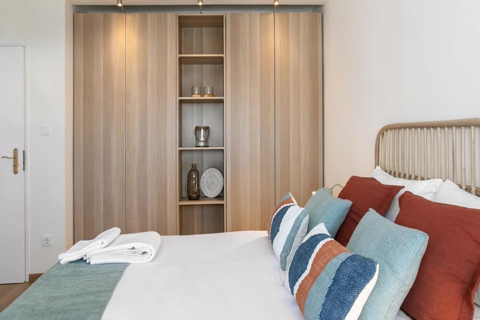 Bed, Photo of the whole room, Decorative detail, Bedroom, towels, wardrobe