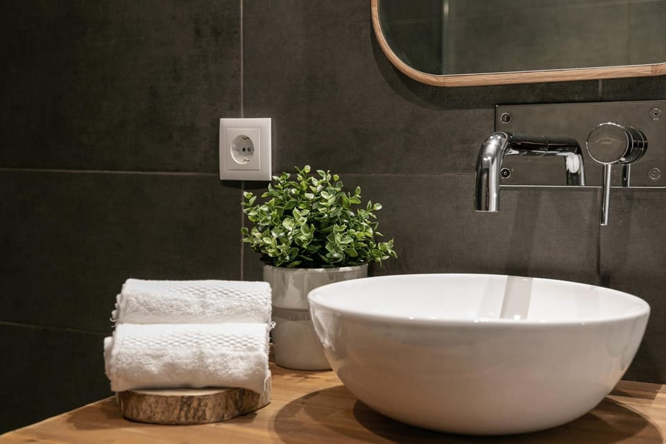 Shower, Bathroom, Decorative detail, towels