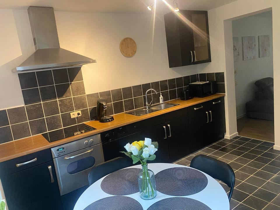 Kitchen or kitchenette, Dining area, dishwasher, stove
