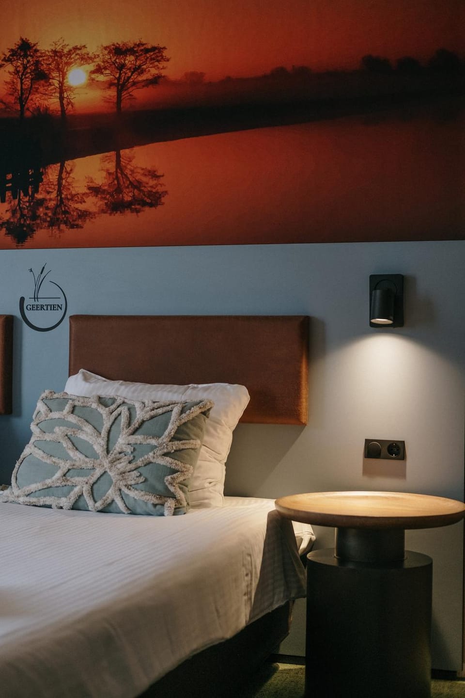 Bed, Property logo or sign, Photo of the whole room, Logo/Certificate/Sign, Bedroom