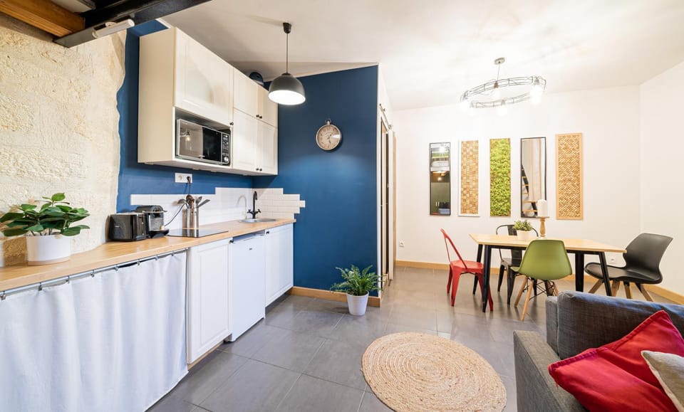 Kitchen or kitchenette, Dining area, stove