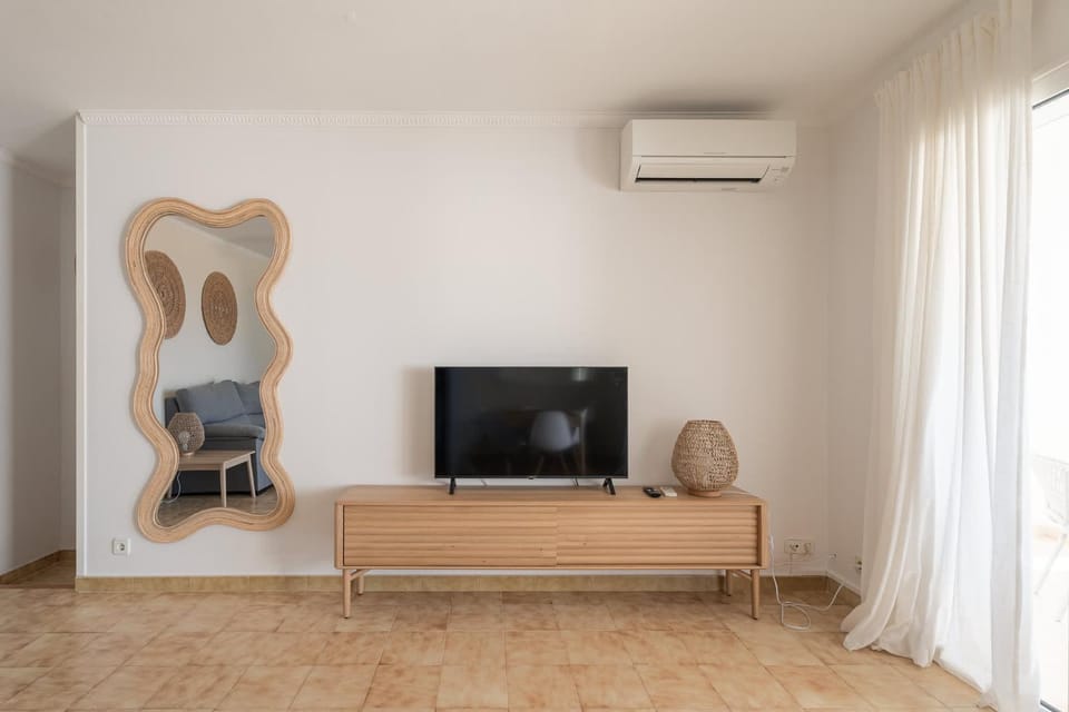 Villa Ocean Breeze - Steps away from the Beach Villa in San Jaime Mediterráneo