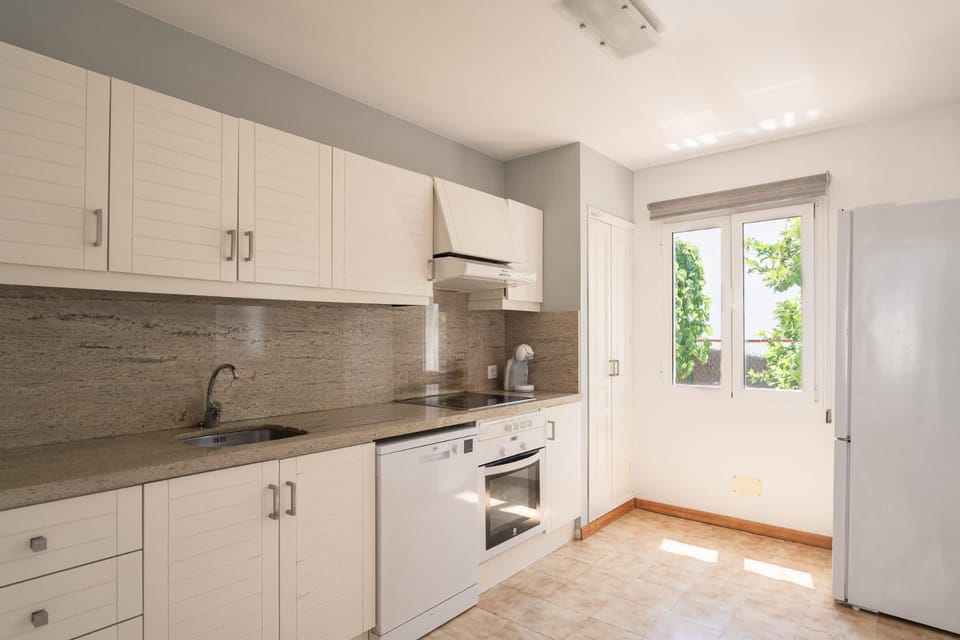 Villa Ocean Breeze - Steps away from the Beach Villa in San Jaime Mediterráneo
