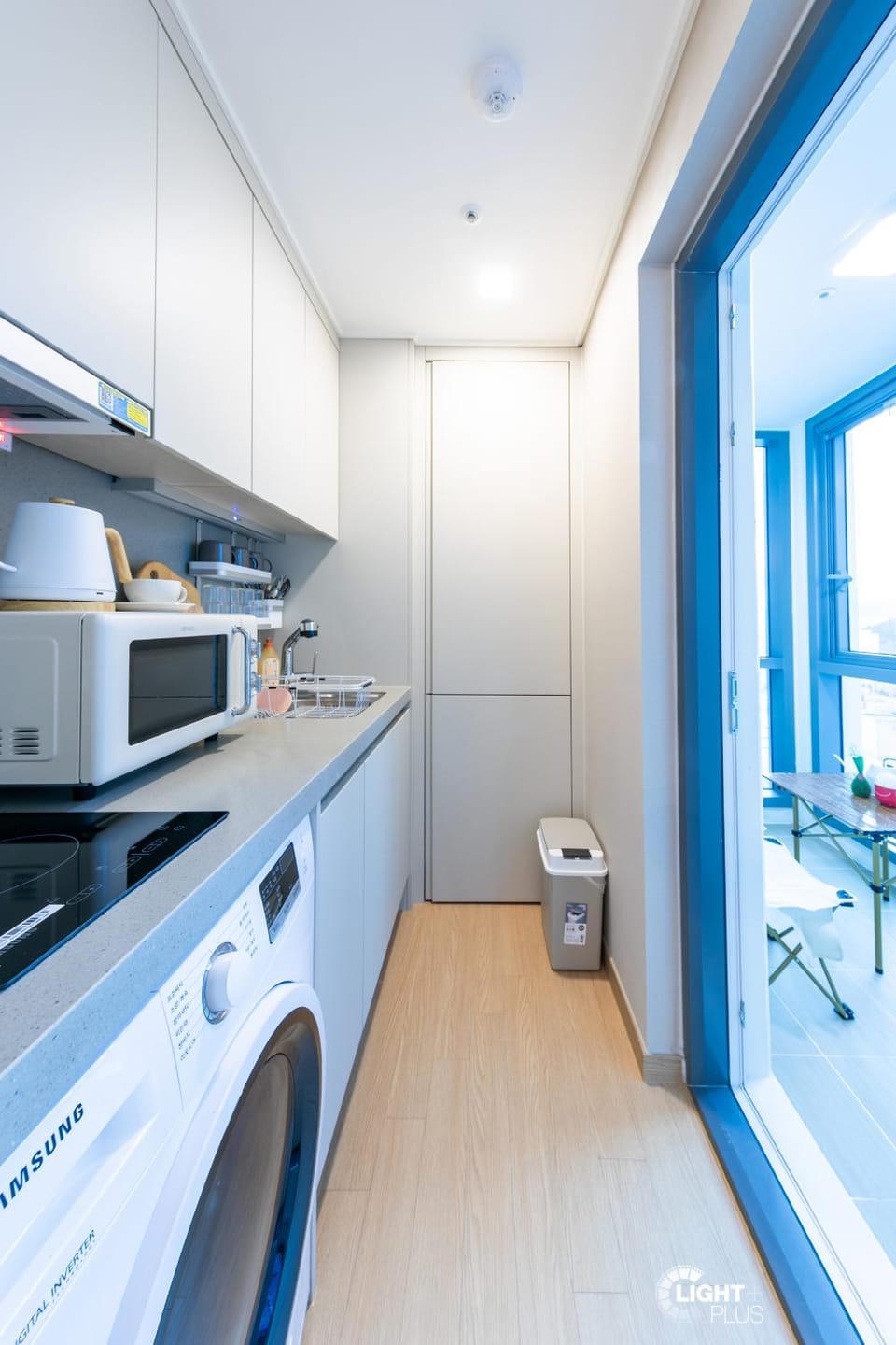 Kitchen or kitchenette, minibar, stove, washing machine