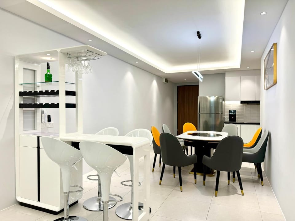 Dining area, minibar