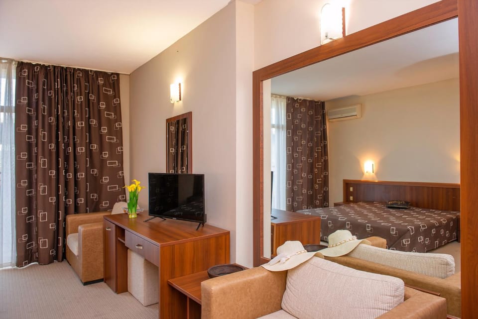Bed, TV and multimedia, Photo of the whole room