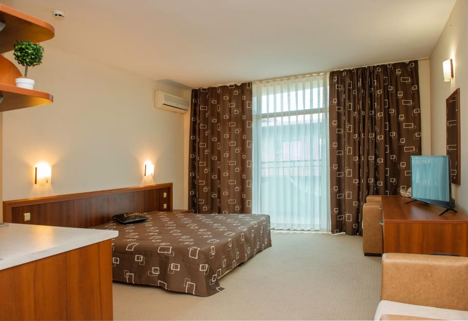 Bed, TV and multimedia, Photo of the whole room