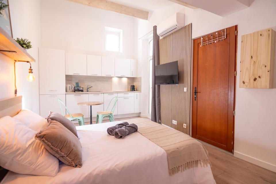 Bed, TV and multimedia, kitchen, air conditioner