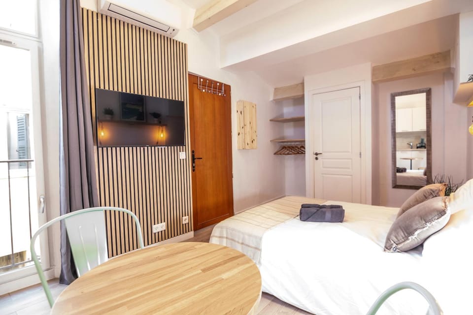 Bed, TV and multimedia, air conditioner