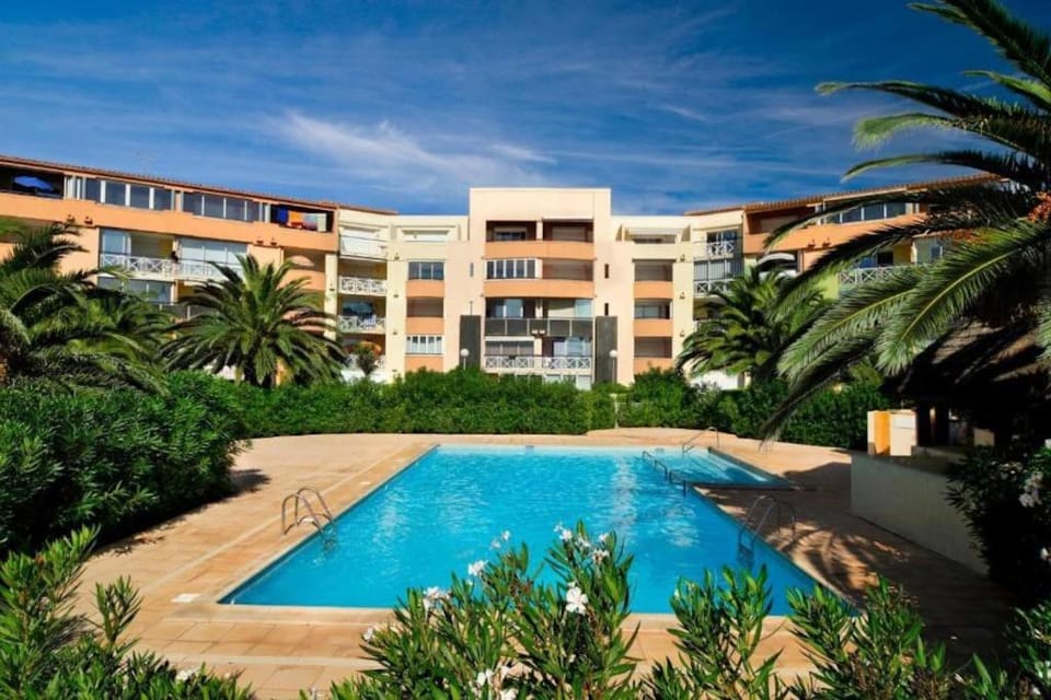 Appartement LE CAP D'AGDE Savannah beach 1,rez de jardin, accès piscine et plage. 4 PERSONNES Apartment in Agde