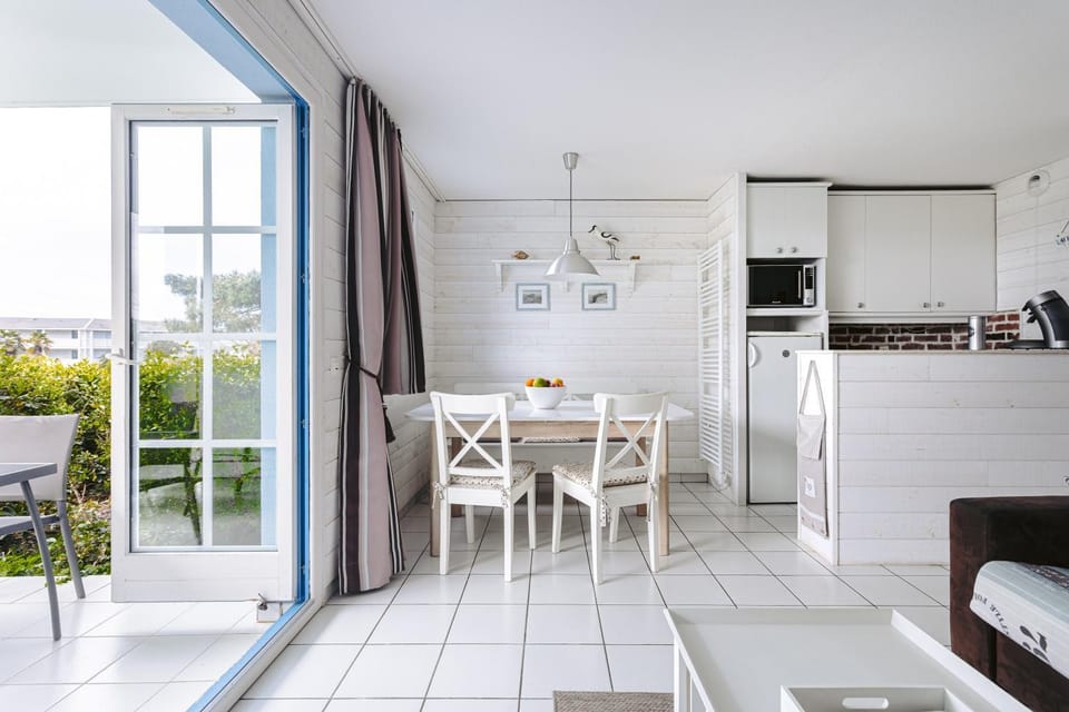 Property building, Kitchen or kitchenette, Living room
