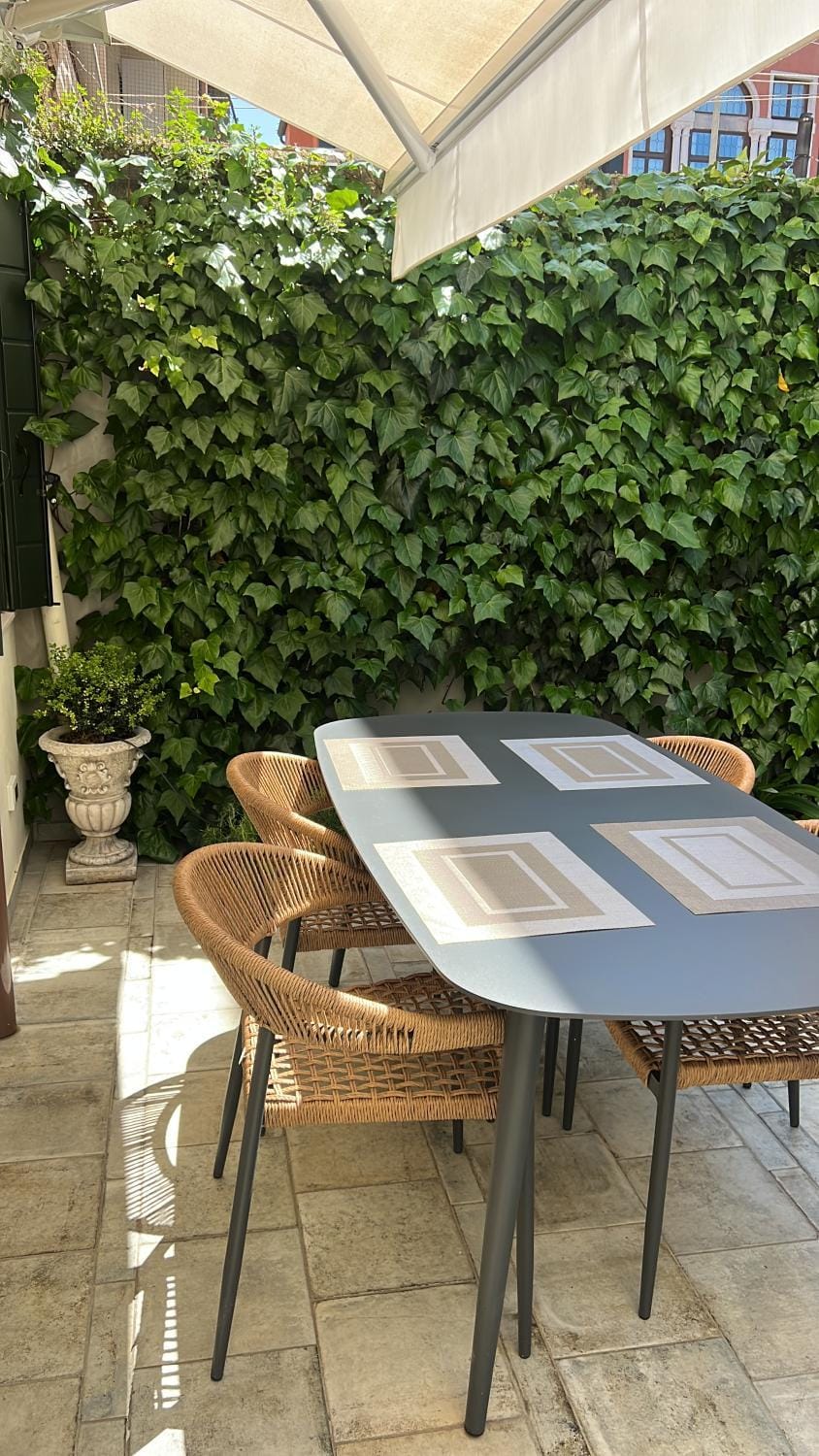 Wow garden in the heart of Venice Apartment in Venice