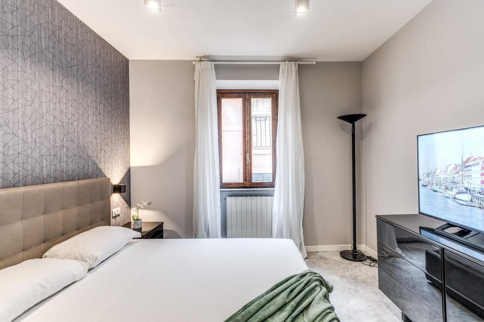 Bed, TV and multimedia, Bedroom