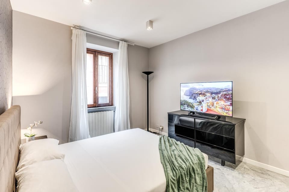 Bed, TV and multimedia, Bedroom