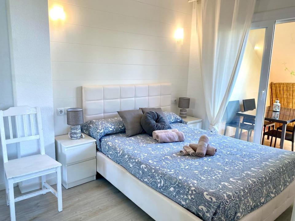 Bed, Living room, Photo of the whole room, Seating area, Dining area, Bedroom, towels