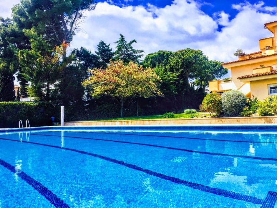 Property building, Day, Pool view, Swimming pool