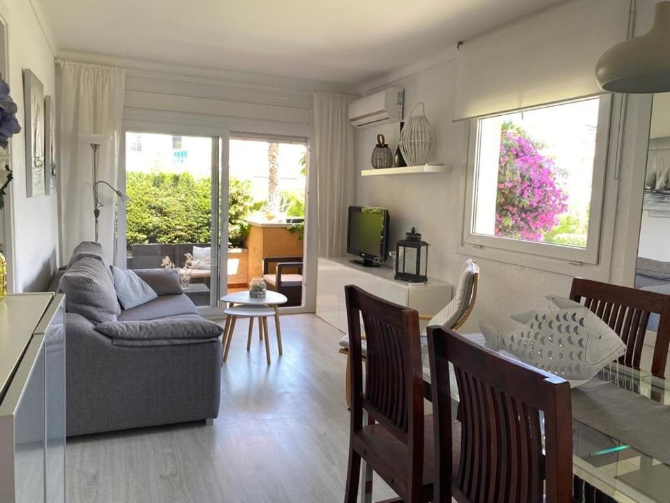 Kitchen or kitchenette, Living room, Seating area, Dining area, air conditioner