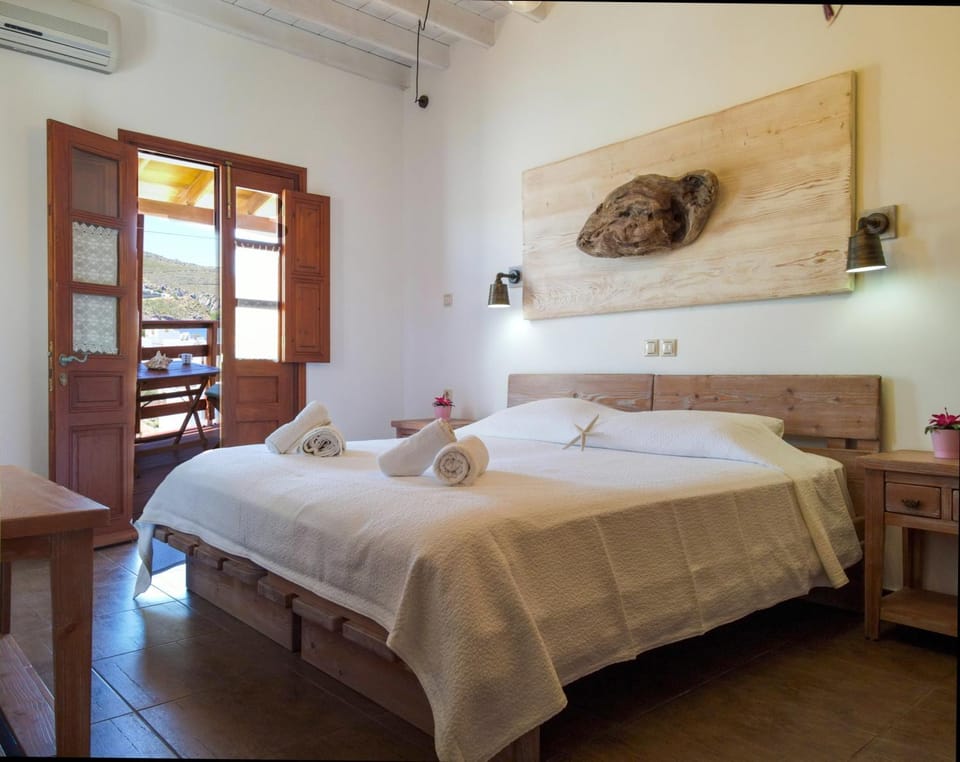 Bed, Photo of the whole room, Bedroom, towels, air conditioner