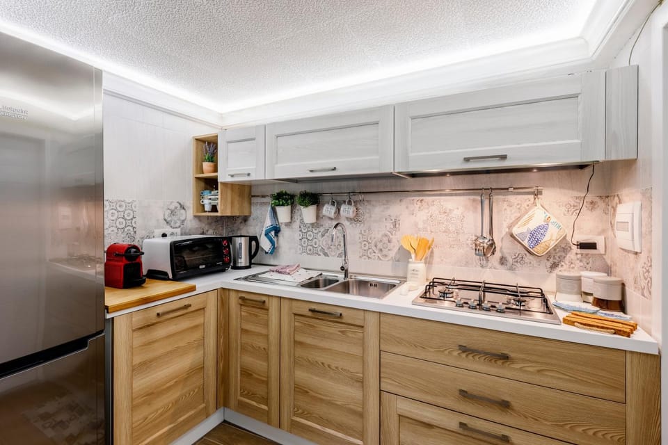 Coffee/tea facilities, Kitchen or kitchenette, minibar, stove