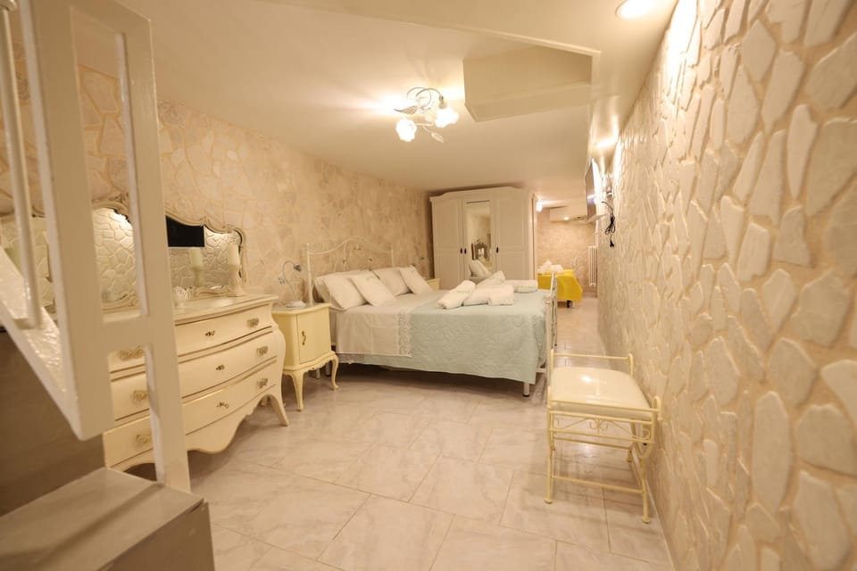 Bed, TV and multimedia, Photo of the whole room, Bedroom, towels, wardrobe