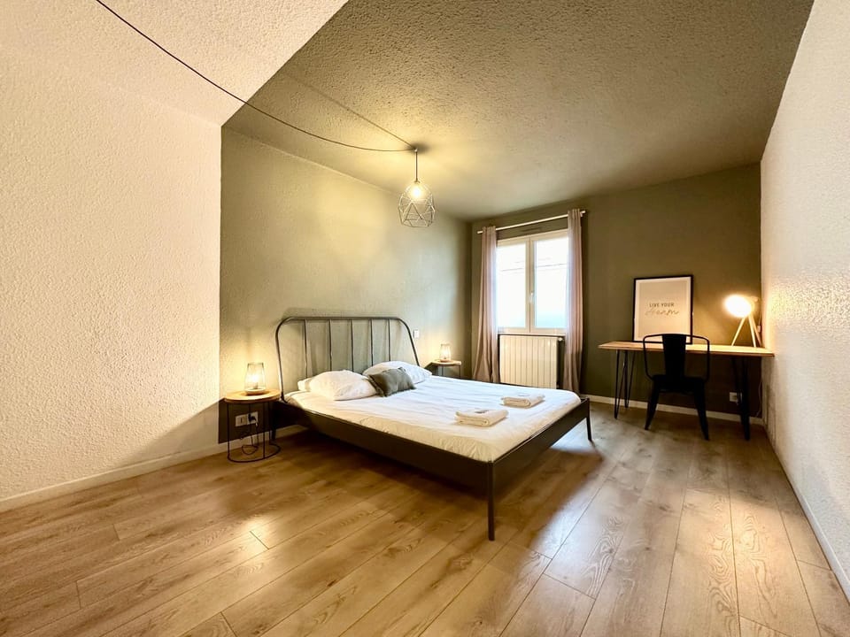 Bed, Photo of the whole room, Bedroom, towels