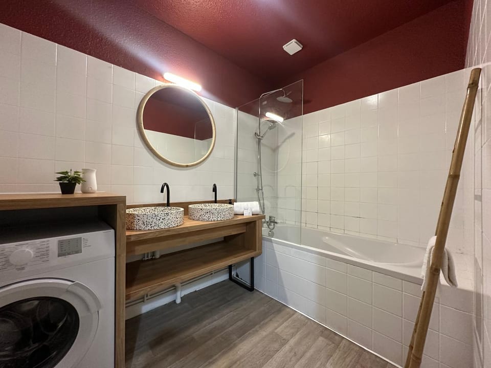 Shower, Bathroom, Bath, towels, washing machine, dryer