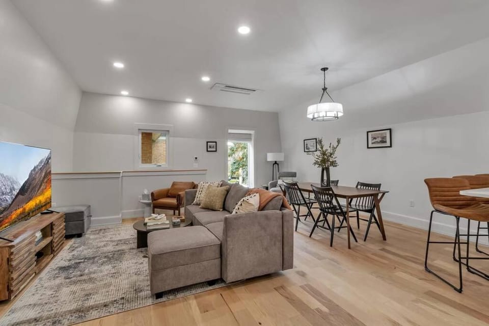 Carriage House Loft - King Bed and Garage Parking Apartment in Buffalo