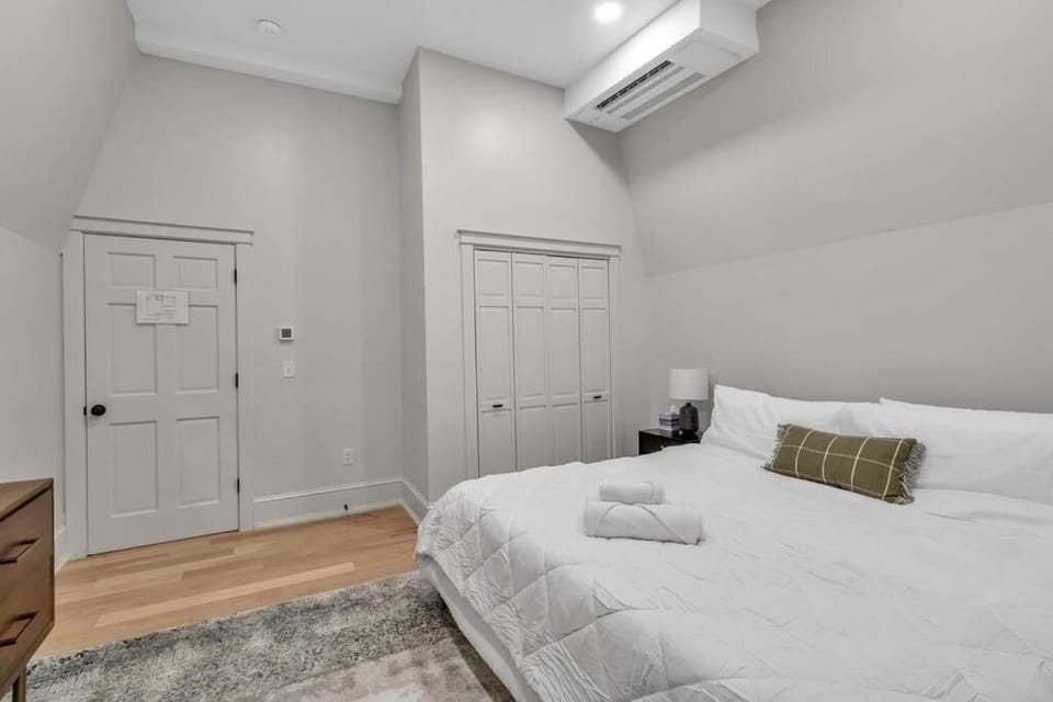 Carriage House Loft - King Bed and Garage Parking Apartment in Buffalo