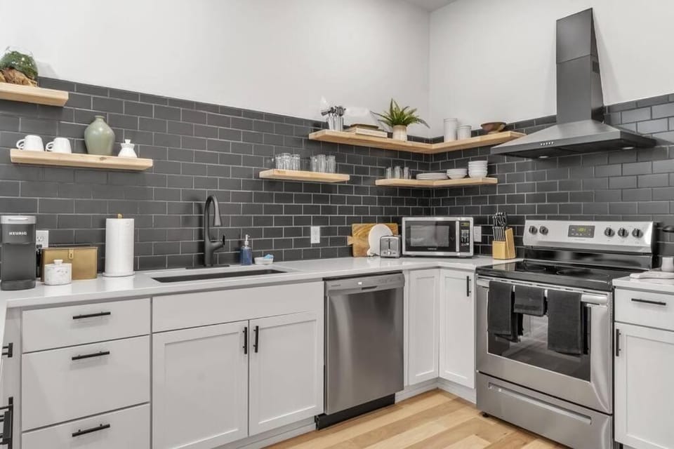 Carriage House Loft - King Bed and Garage Parking Apartment in Buffalo