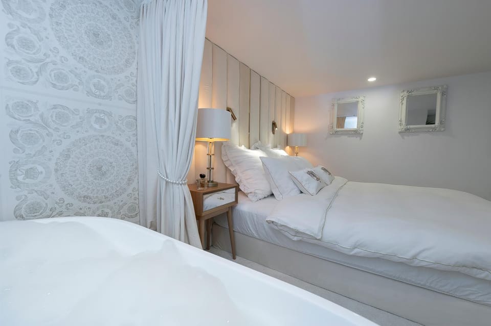 Bed, Photo of the whole room, Bedroom