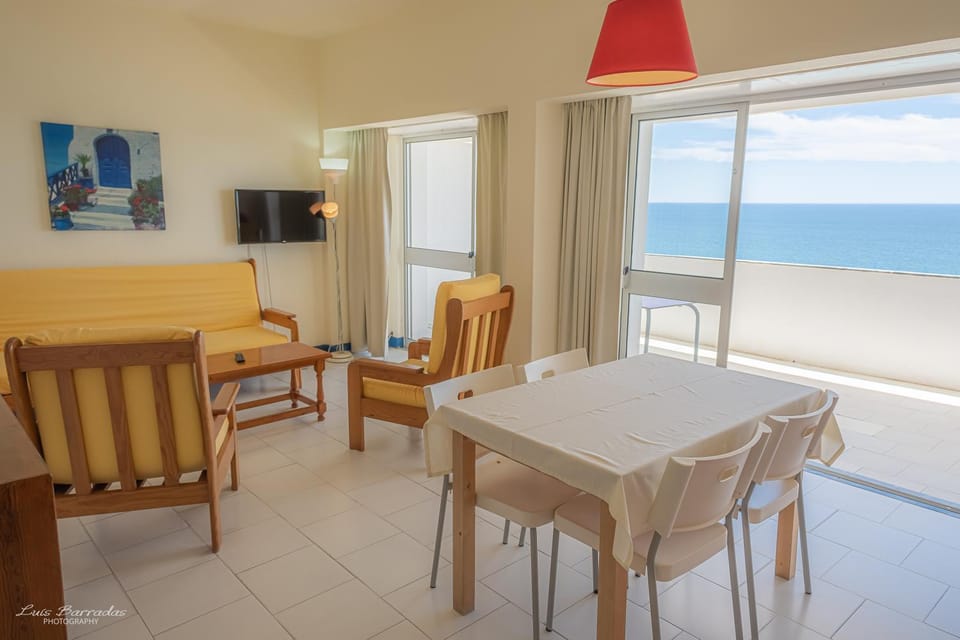Communal lounge/ TV room, Natural landscape, TV and multimedia, Balcony/Terrace, Living room, Seating area, Dining area, Beach, Sea view
