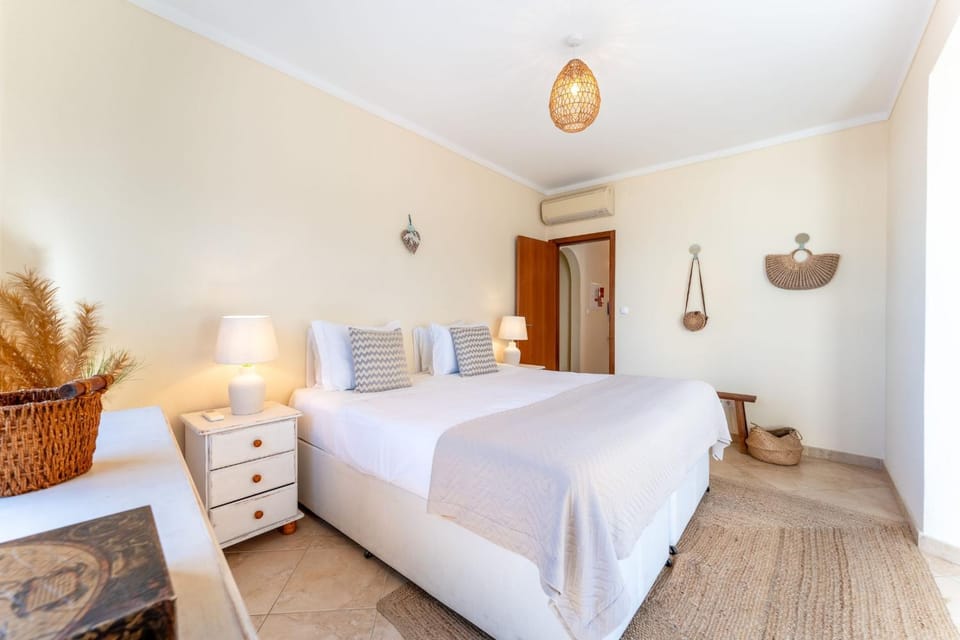 Bed, Photo of the whole room, Bedroom, air conditioner