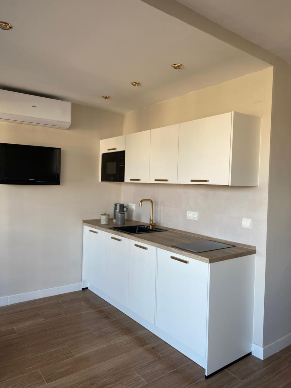 Kitchen or kitchenette, minibar