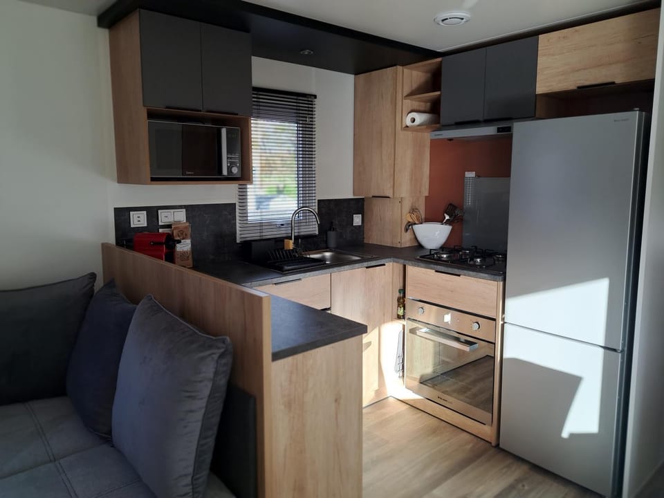 Kitchen or kitchenette, minibar