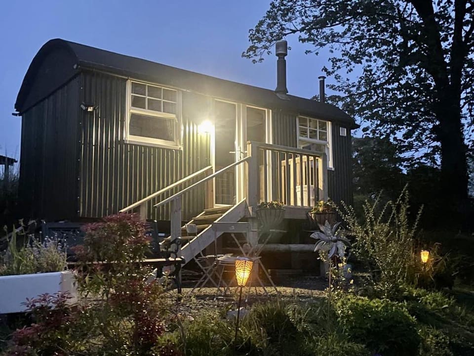 1 Bedroom Cabin Sleeps 2 Private Garden WiFi Cabin in England