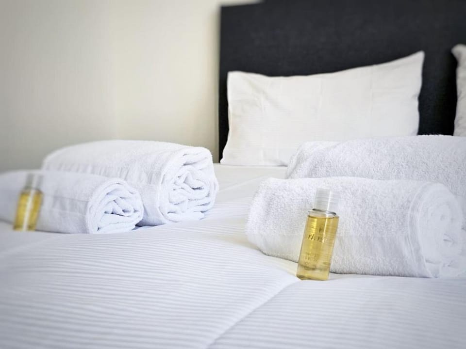 Bed, Bedroom, towels