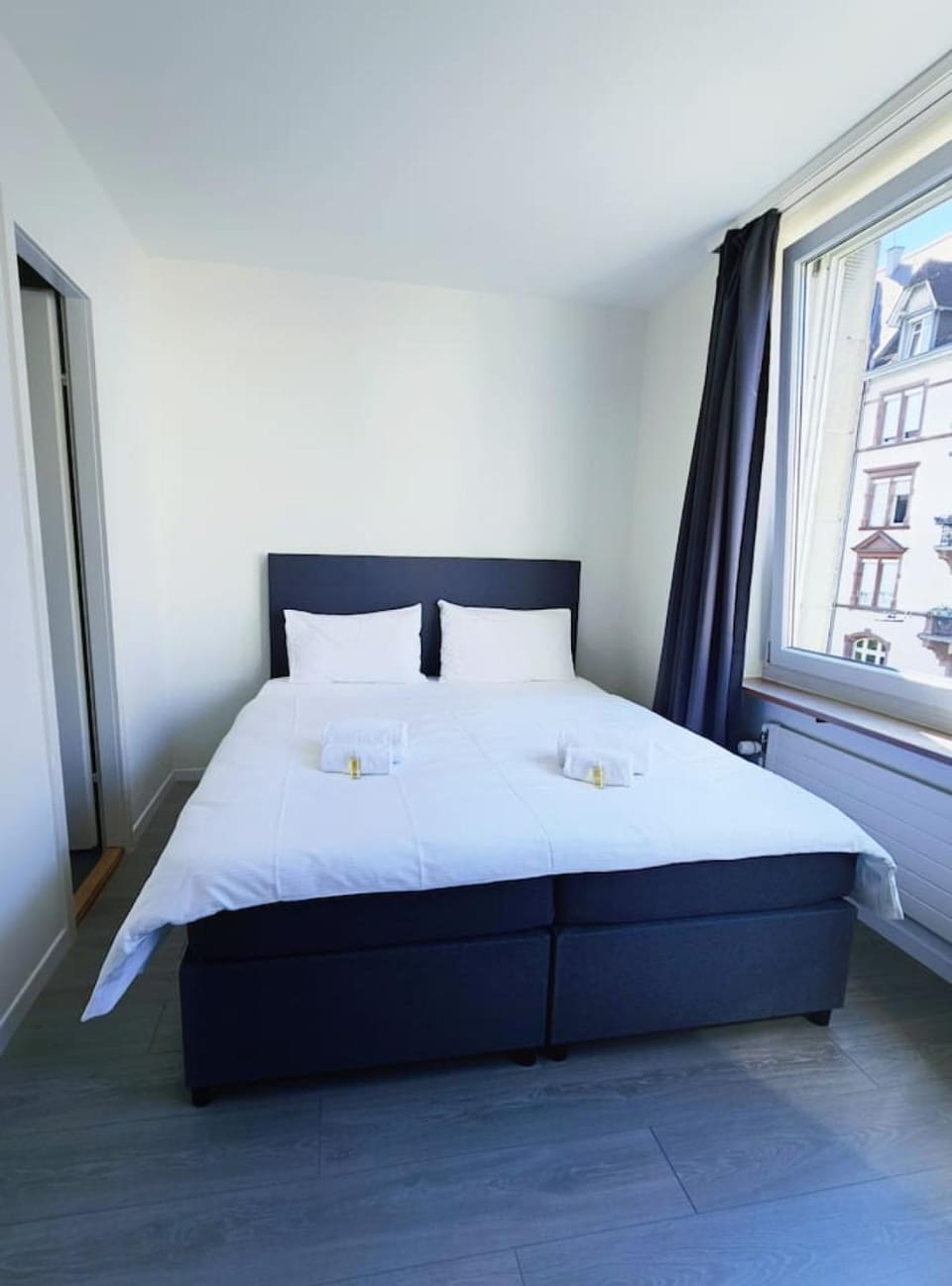 Bed, Bedroom, towels