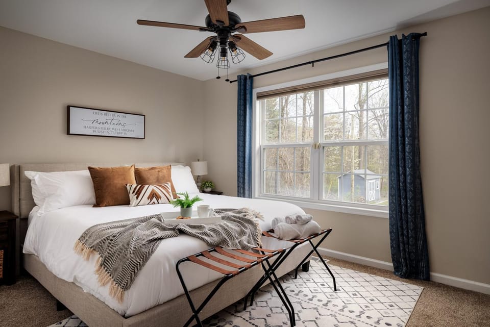 Bed, Photo of the whole room, Bedroom, towels
