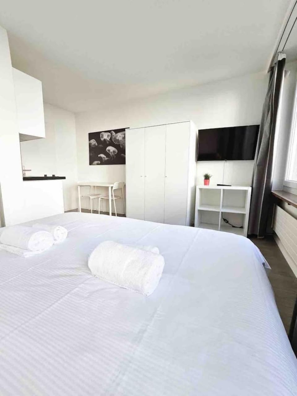 Bed, TV and multimedia, Photo of the whole room, Bedroom, towels, wardrobe
