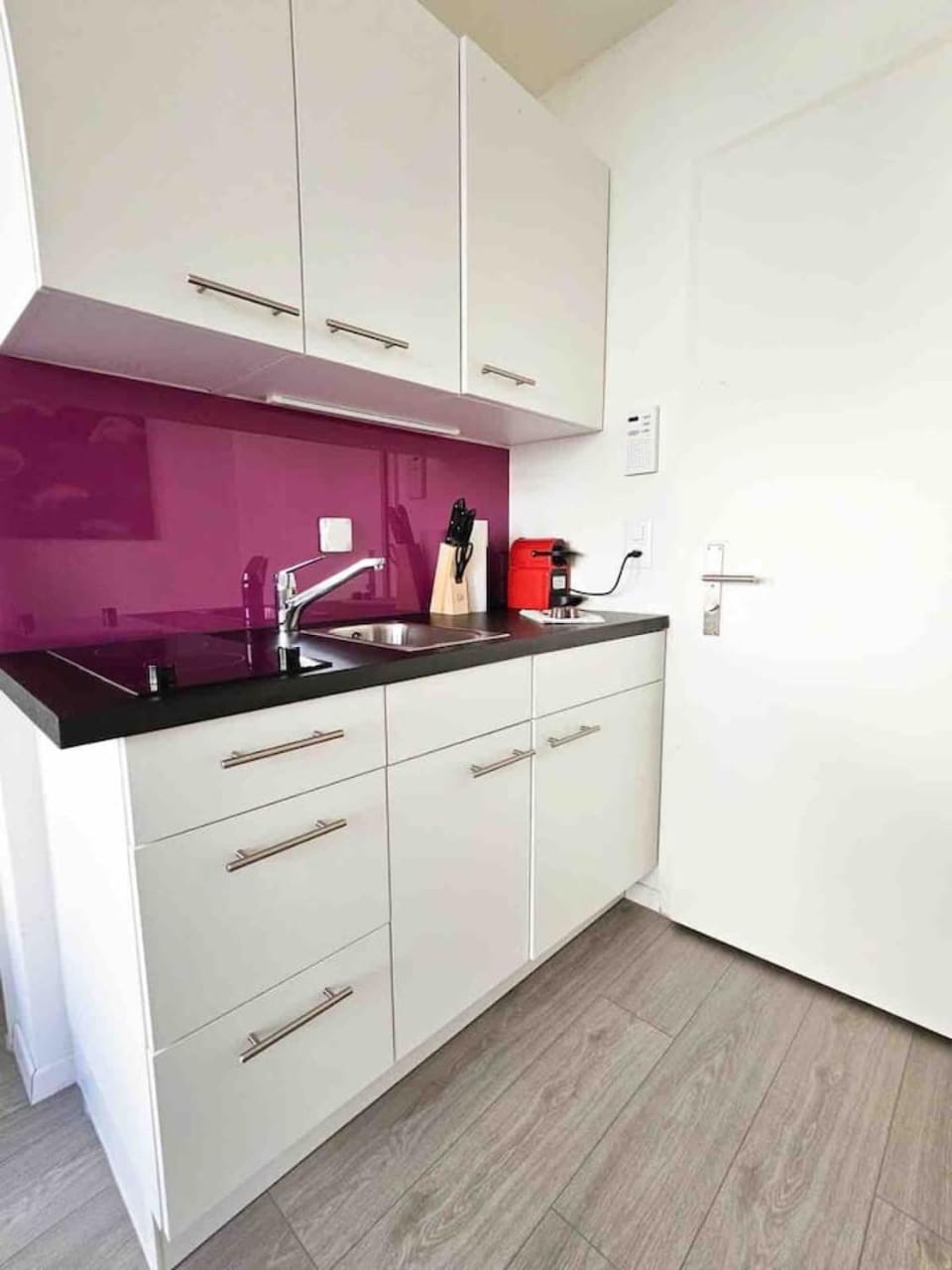 Kitchen or kitchenette, minibar, stove