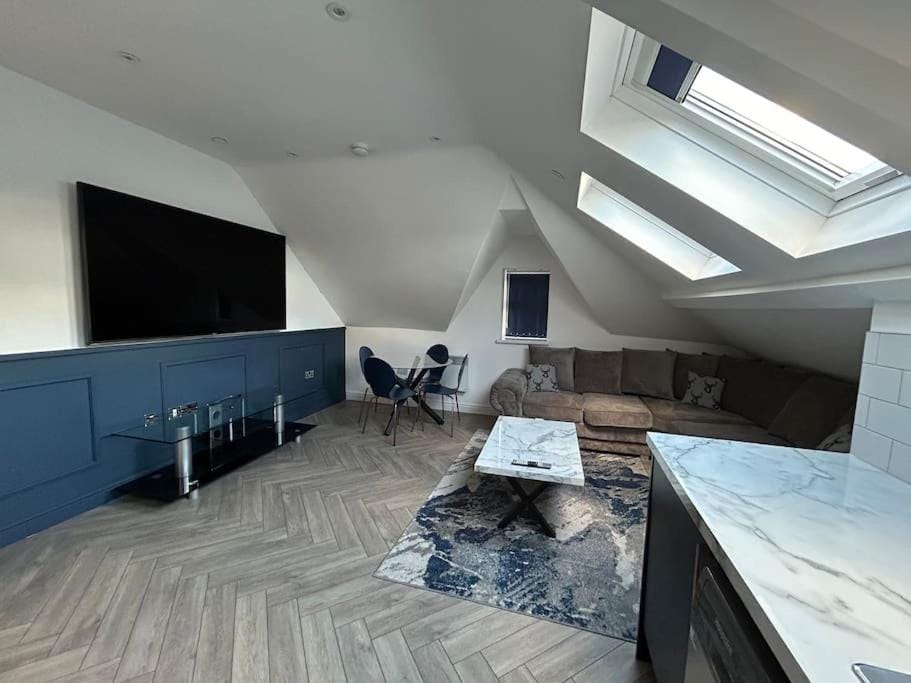 Large 4 bed, walking distance to centre - sleeps 8 Apartment in Cardiff